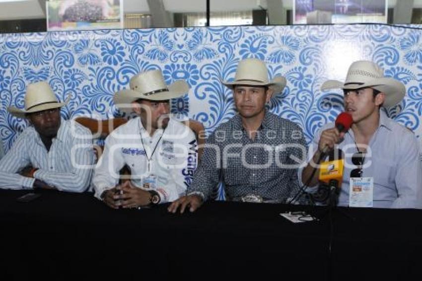 ESPECTACULO CUERNOS CHUECOS