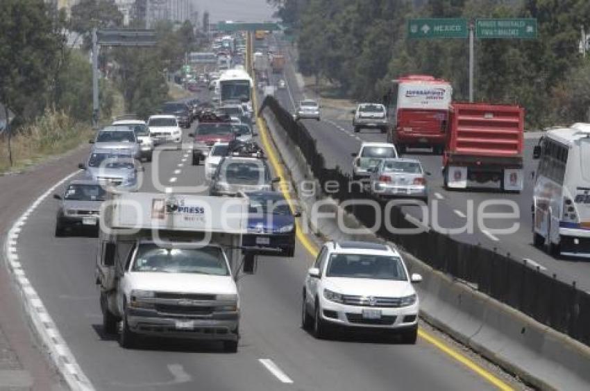 TRÁFICO EN AUTOPISTA . VACACIONES