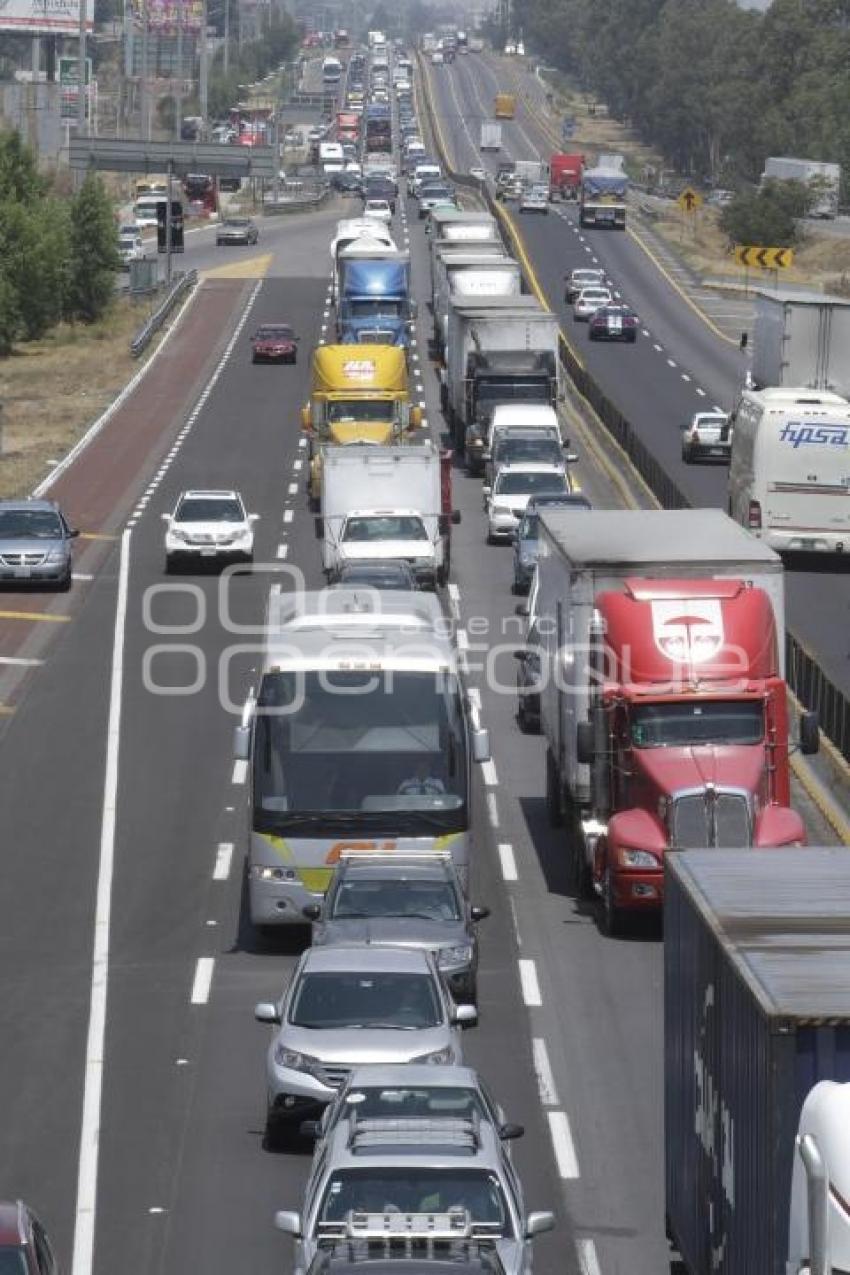 TRÁFICO EN AUTOPISTA . VACACIONES