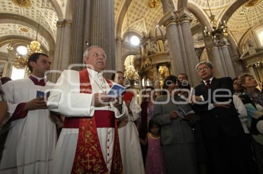 ARZOBISPO RECORRE 12 ESTACIONES EN CATEDRAL