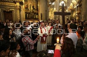 ARZOBISPO RECORRE 12 ESTACIONES EN CATEDRAL