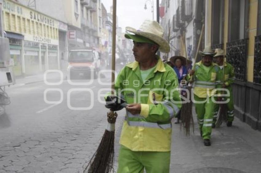 SERVICIO DE LIMPIA AL TÉRMINO DE LA PROCESIÓN . VIERNES SANTO