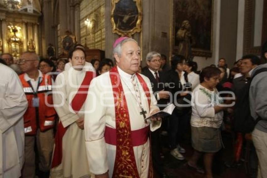 ARZOBISPO RECORRE 12 ESTACIONES EN CATEDRAL