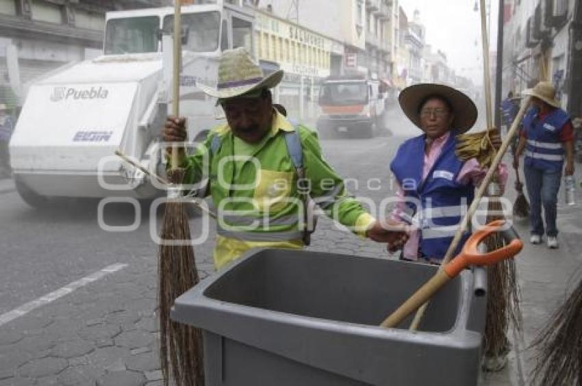 SERVICIO DE LIMPIA AL TÉRMINO DE LA PROCESIÓN . VIERNES SANTO