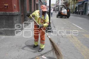 SERVICIO DE LIMPIA AL TÉRMINO DE LA PROCESIÓN . VIERNES SANTO