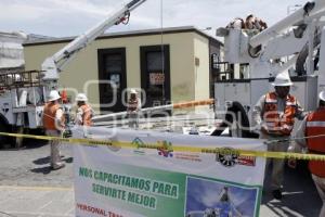 CFE COLOCA POSTES DE LUZ