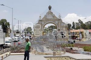 MONTAN ESTRUCTURA Y GRADAS DESFILE 5 DE MAYO