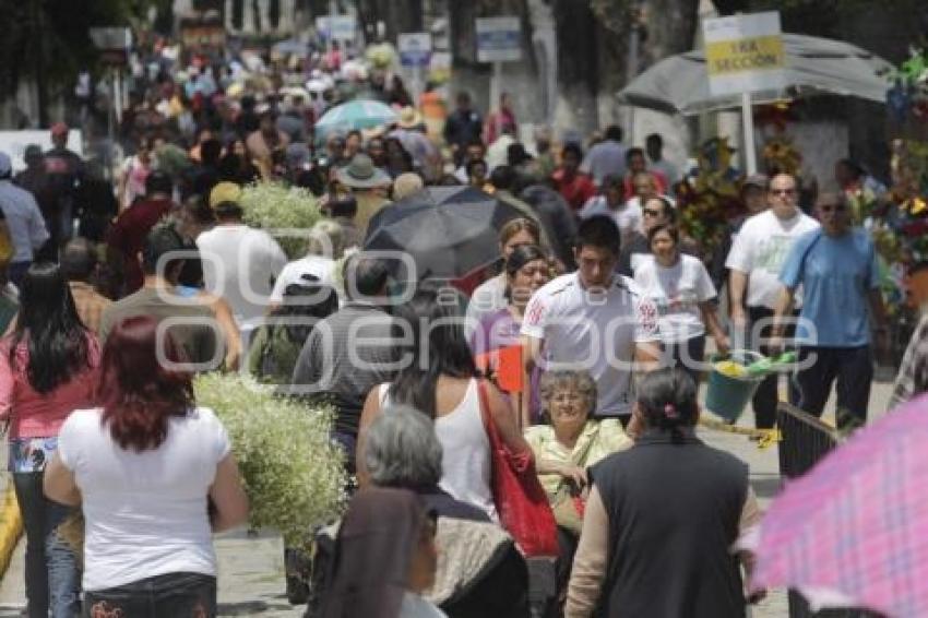 DÍA DE LA MADRE. PANTEONES