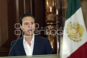 ENTREGAN CEDULA REAL A GOBERNADOR DE CHIAPAS