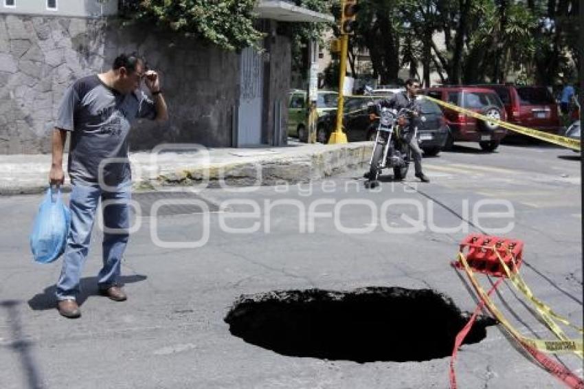 HUNDIMIENTO EN CALLE