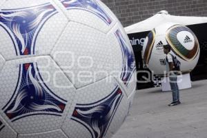 EXPOSICIÓN BALONES MUNDIALISTAS