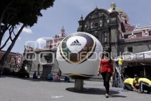 EXPOSICIÓN BALONES MUNDIALISTAS