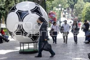 EXPOSICIÓN BALONES MUNDIALISTAS