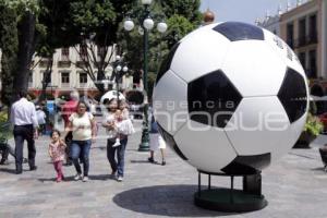 EXPOSICIÓN BALONES MUNDIALISTAS