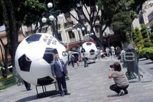 EXPOSICIÓN BALONES MUNDIALISTAS