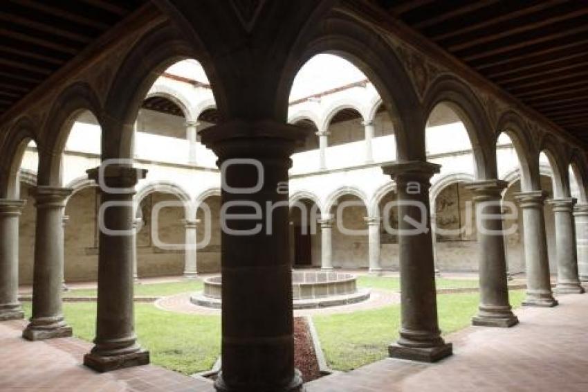 TEMPLO SAN GABRIEL . MURALES