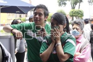 GENTE VIENDO EL FÚTBOL