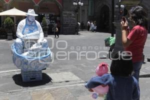 VIDA COTIDIANA . ESTATUA HUMANA