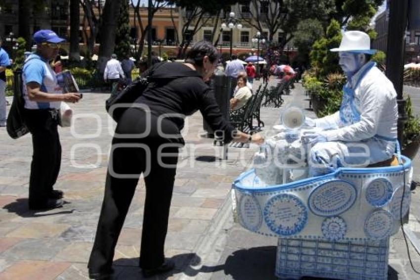 VIDA COTIDIANA . ESTATUA HUMANA