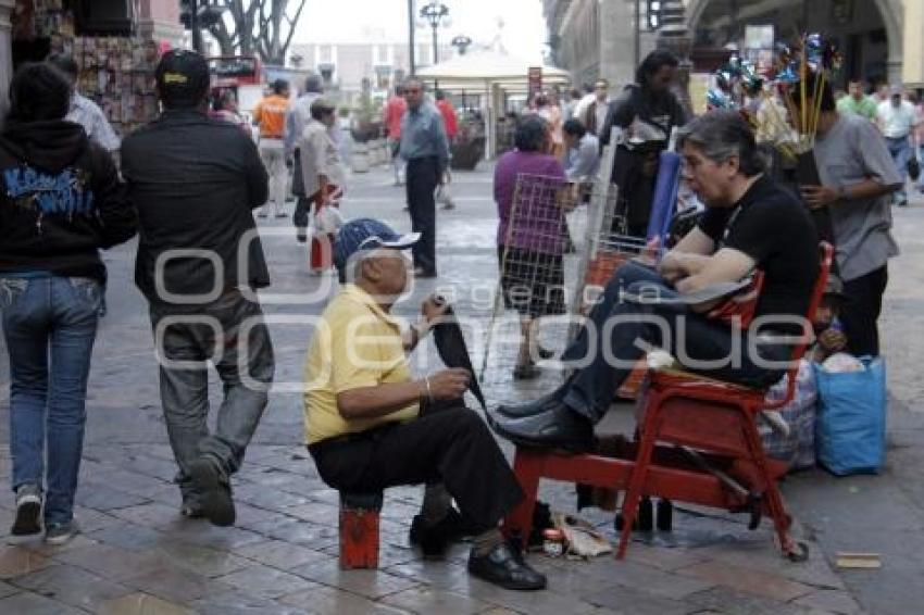 ADULTOS MAYORES LABORANDO