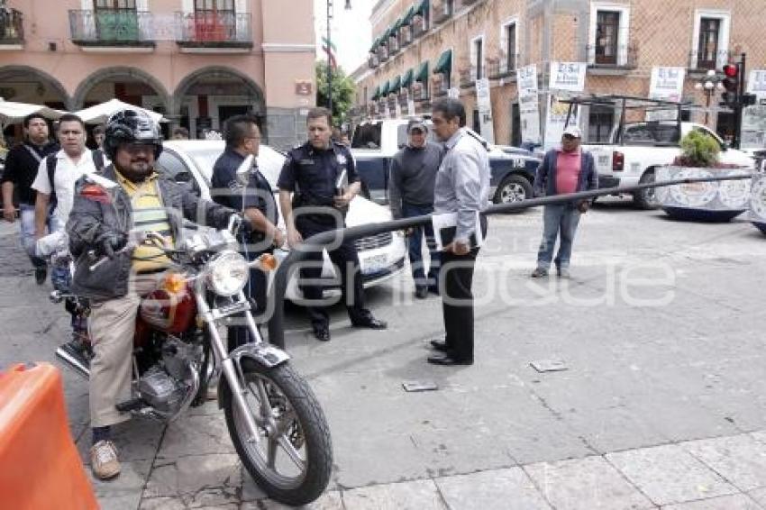 PLUMA VEHICULAR . ZÓCALO