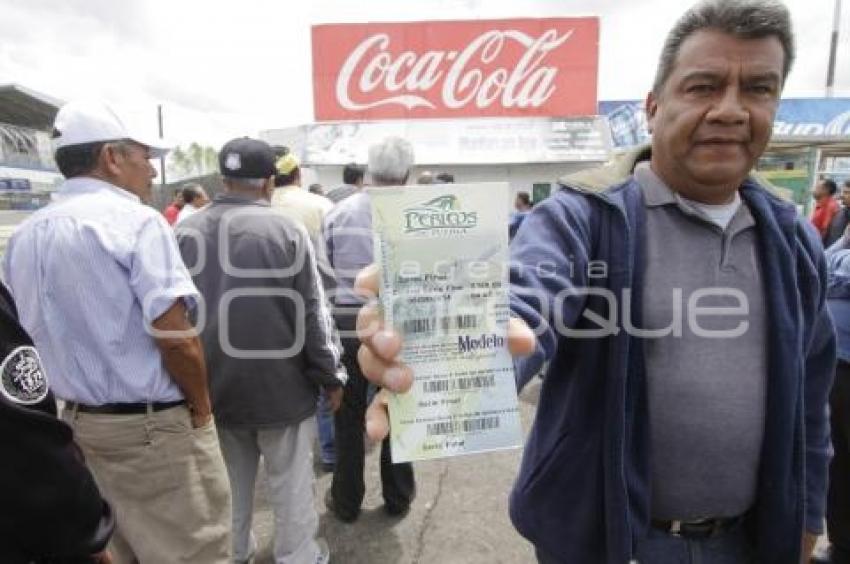 LARGA FILA EN ESTADIO DE BEISBOL