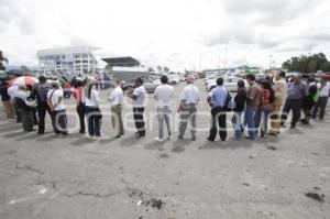 LARGA FILA EN ESTADIO DE BEISBOL