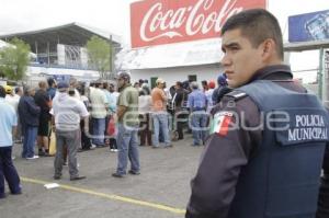 LARGA FILA EN ESTADIO DE BEISBOL