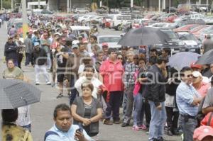 LARGA FILA EN ESTADIO DE BEISBOL