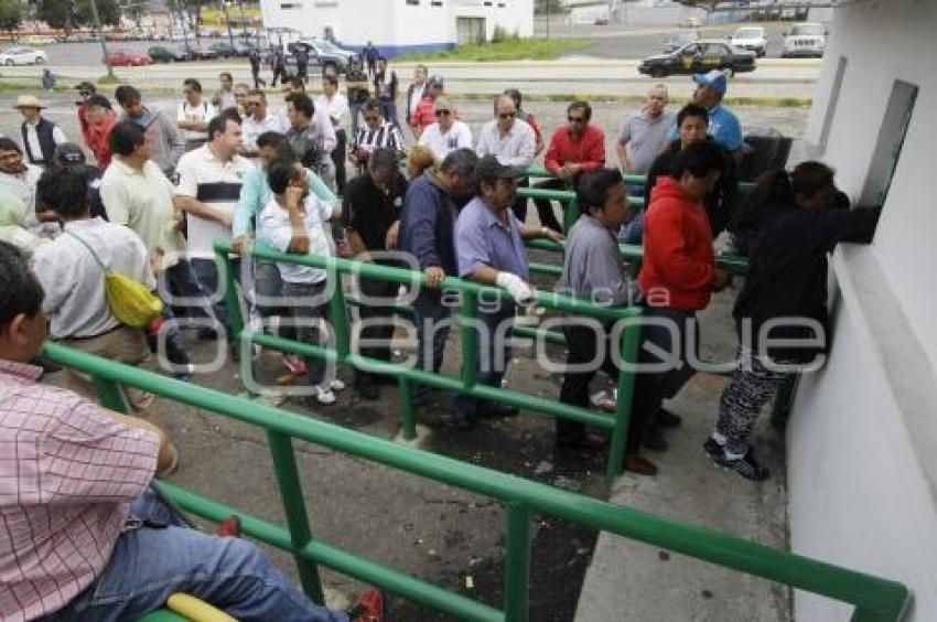 LARGA FILA EN ESTADIO DE BEISBOL