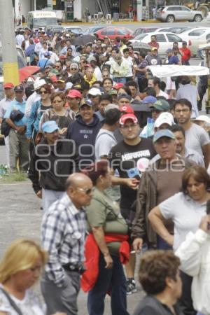 LARGA FILA EN ESTADIO DE BEISBOL