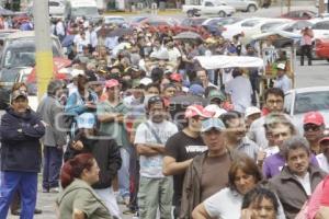 LARGA FILA EN ESTADIO DE BEISBOL