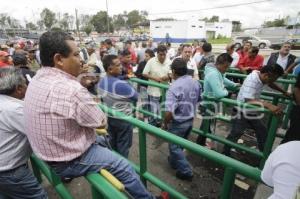 LARGA FILA EN ESTADIO DE BEISBOL