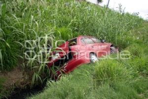 AUTOMOVILISTA CAE A DREN . TEHUACÁN