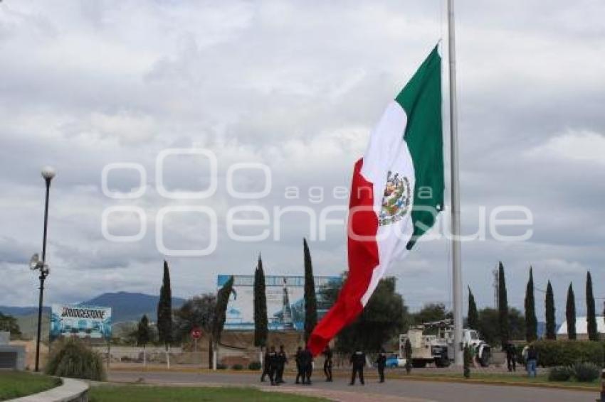 RETIRAN BANDERA . TEHUACÁN