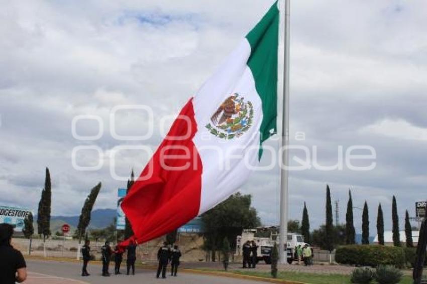 RETIRAN BANDERA . TEHUACÁN