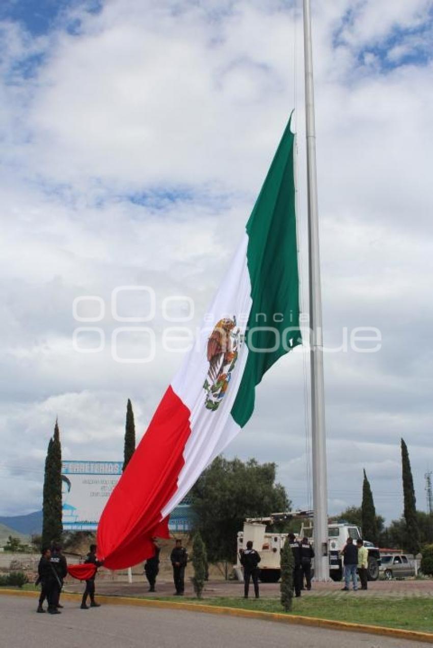 RETIRAN BANDERA . TEHUACÁN