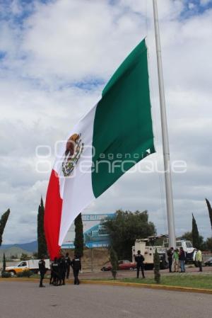 RETIRAN BANDERA . TEHUACÁN