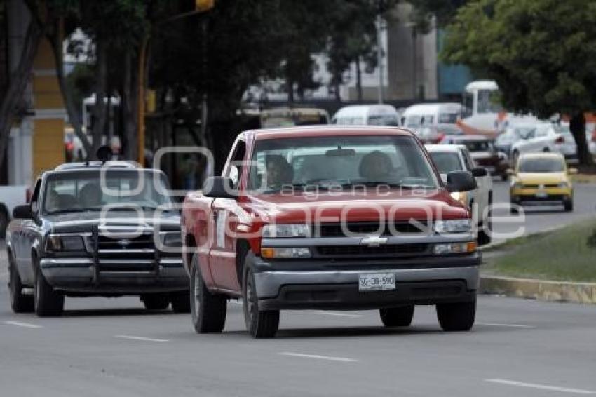 CIRCULAN AUTOS CON PLACAS ANTERIORES