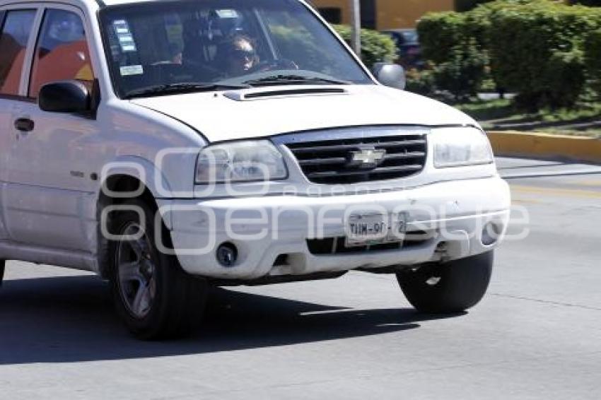 CIRCULAN AUTOS CON PLACAS ANTERIORES