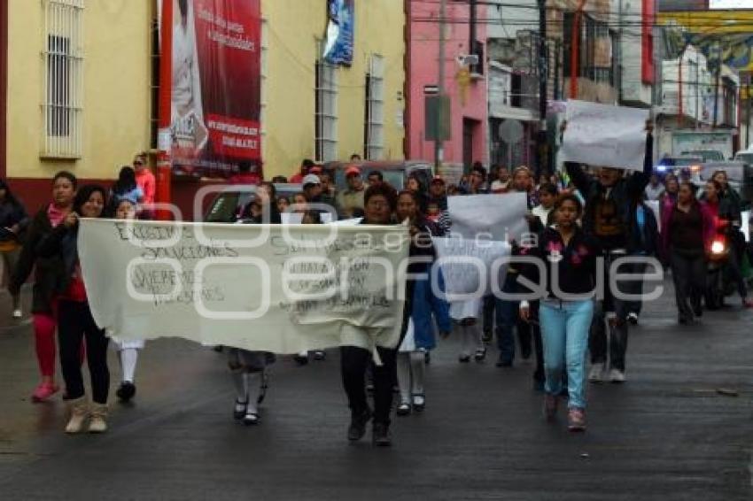 MANIFESTACIÓN PADRES DE FAMILIA