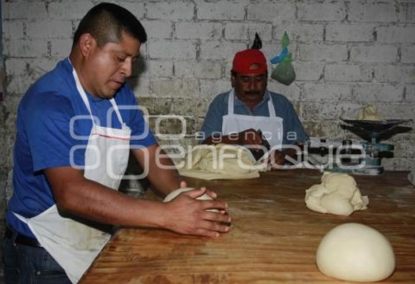 ELABORACIÓN DE HOJALDRAS . TEHUACÁN