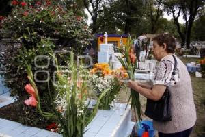 DÍA DE MUERTOS . PANTEÓN