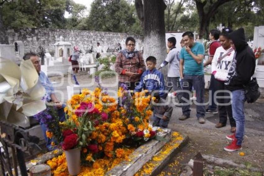 DÍA DE MUERTOS . PANTEÓN
