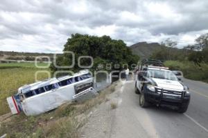 VOLCADURA AUTOBÚS . TEHUACÁN