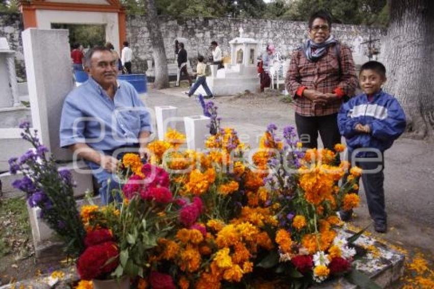 DÍA DE MUERTOS . PANTEÓN