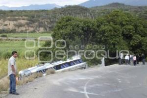 VOLCADURA AUTOBÚS . TEHUACÁN