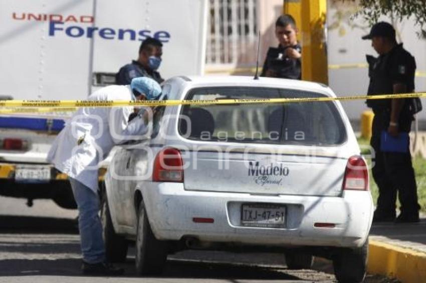 MUJER MUERTA INTERIOR DE VEHÍCULO