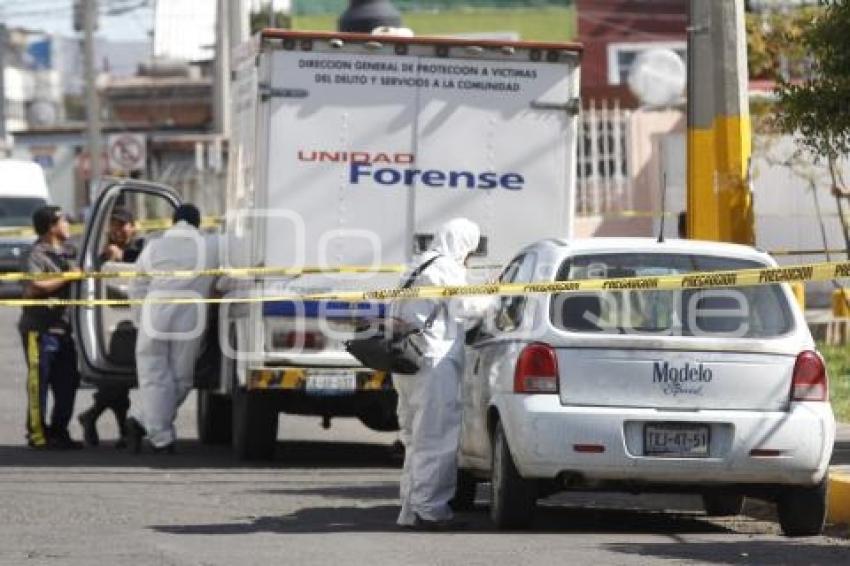 MUJER MUERTA INTERIOR DE VEHÍCULO