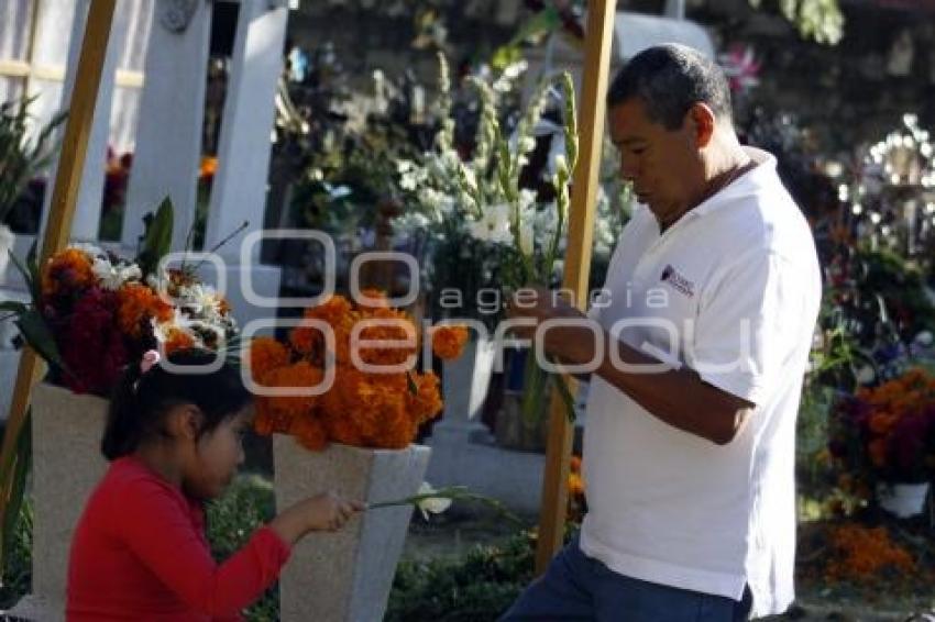 DÍA DE MUERTOS . PANTEÓN